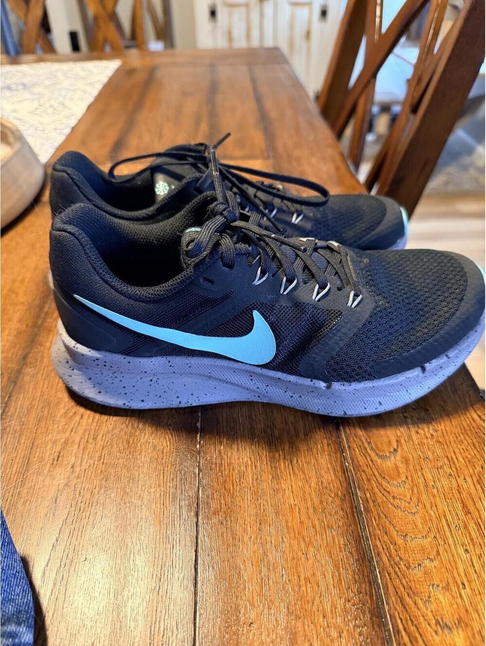Ladies Nike swift 3 sneakers sz 8